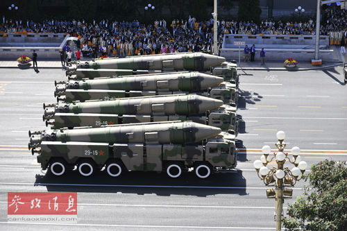 ����ͼ��2009��10��1�գ��׶�������ף�л����񹲺͹�����60�������ڱ������С�����ĳ������Զ�̵صس��浼�����ӡ�